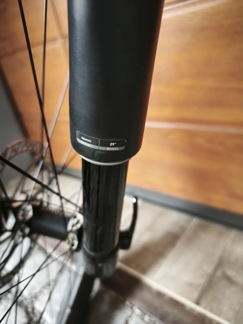 Zapletená karbonová kola DTswiss XRC1200 s karbon vidlicí RockShox RS1 