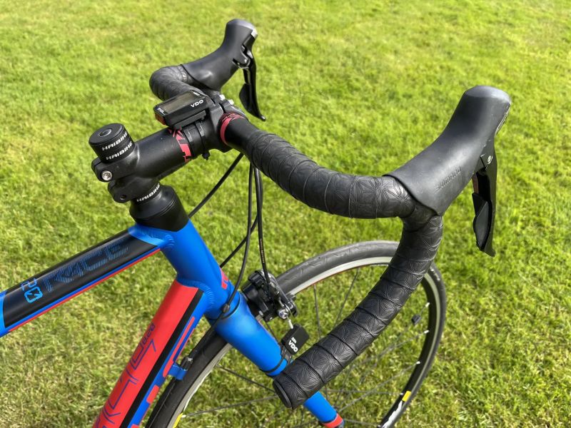 Silnička Haibike – zánovní švihák v top stavu, rok nové komponenty 