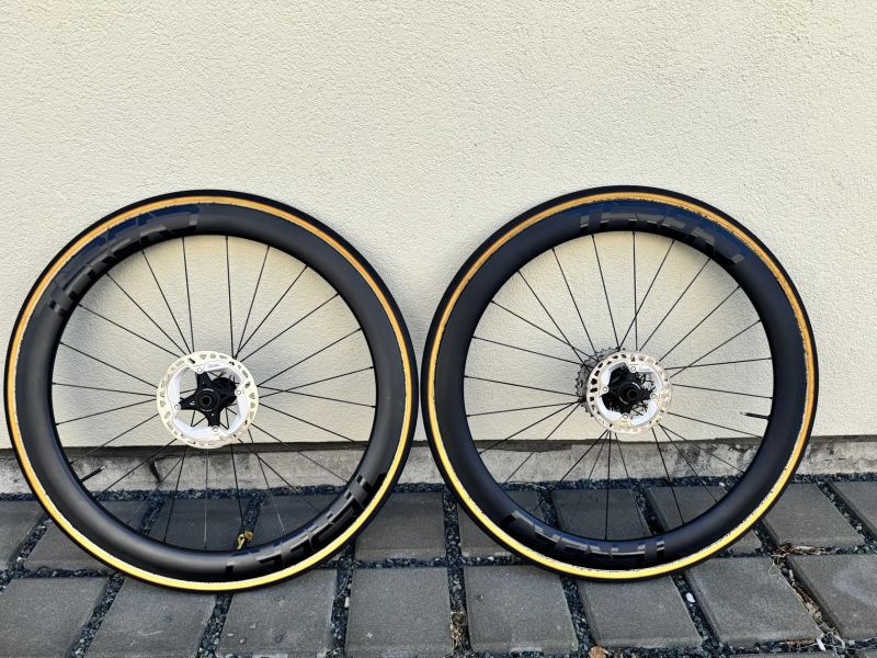 Karbonová silniční kola Thread DT Swiss 50