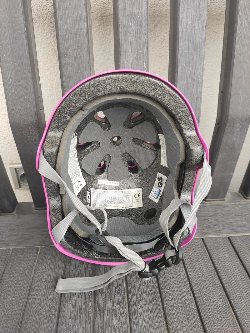 Sportovní přilba (i na kolo) + chrániče zdarma