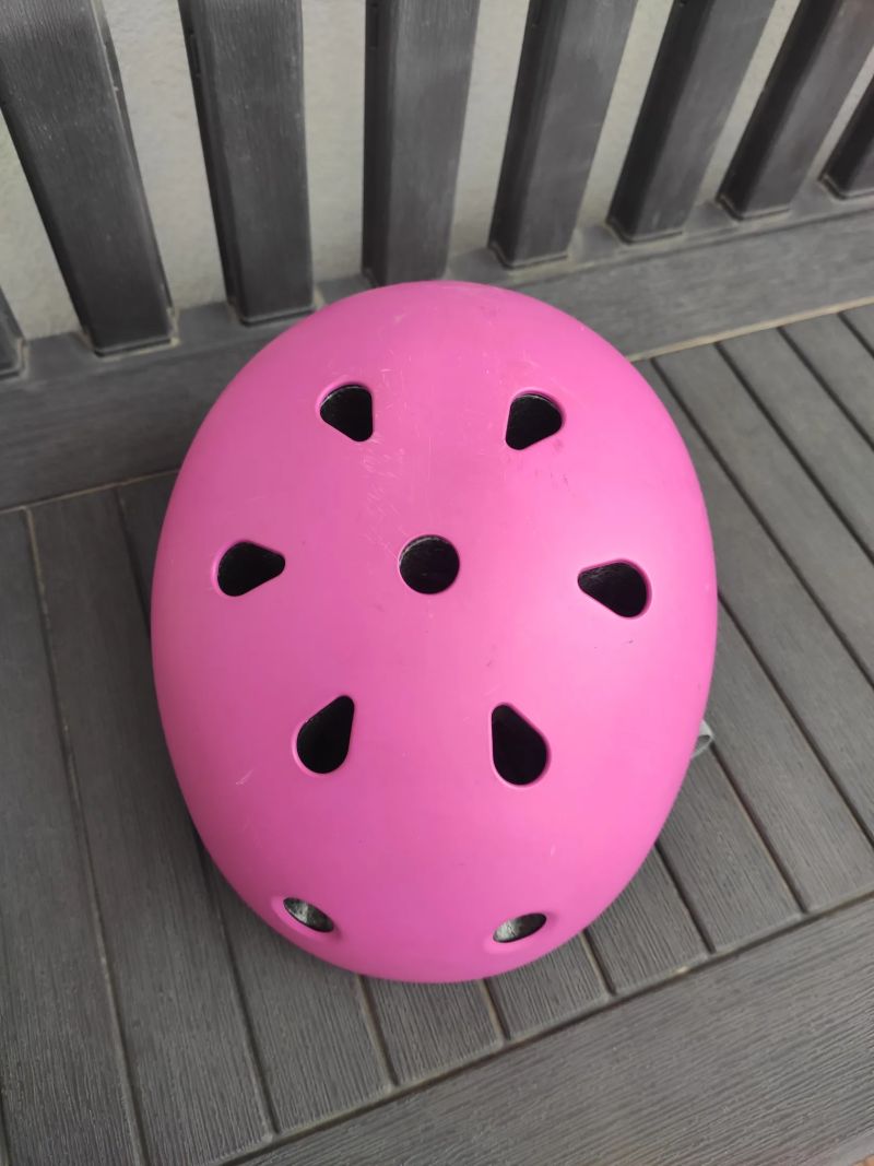 Sportovní přilba (i na kolo) + chrániče zdarma