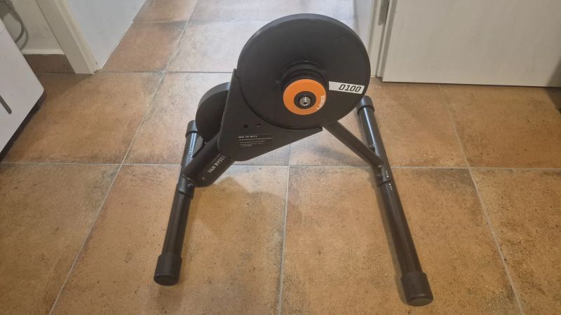 Domácí trenažér Van Rysel D100 s „Zwift Cog and Click“