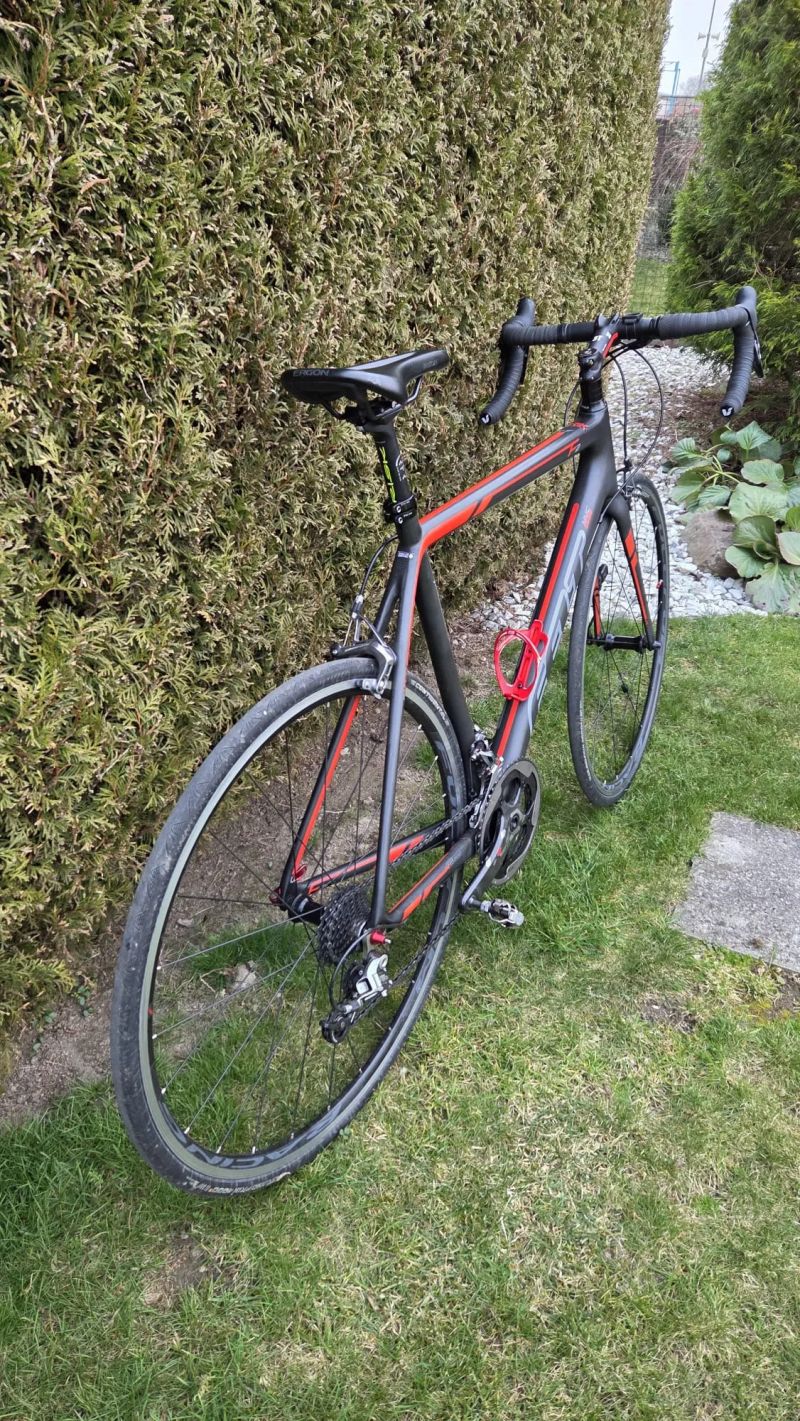 Silniční kolo FELT 