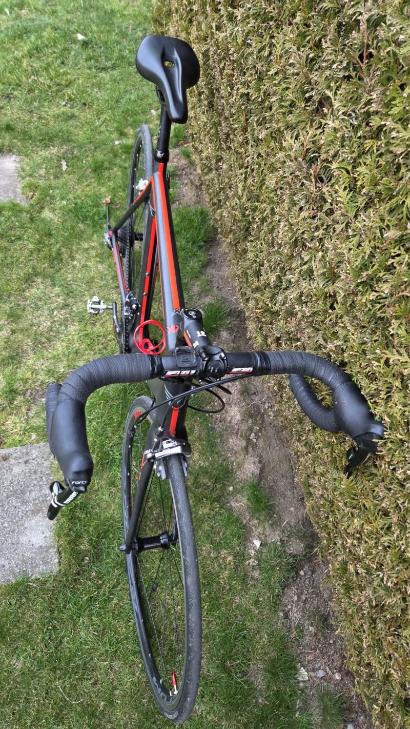 Silniční kolo FELT 