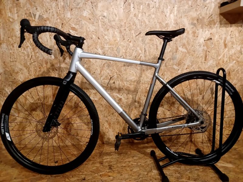 Gravel Focus Atlas 6.7 DI Nepalsilver Glossy/Steelgrey Glossy 2025, velikost rámu L