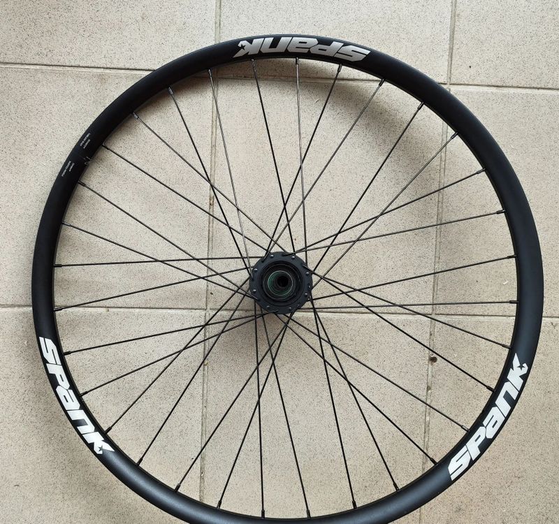 prodám zadní boost zapletené kolo Spank Spike Race 33 - 27,5"