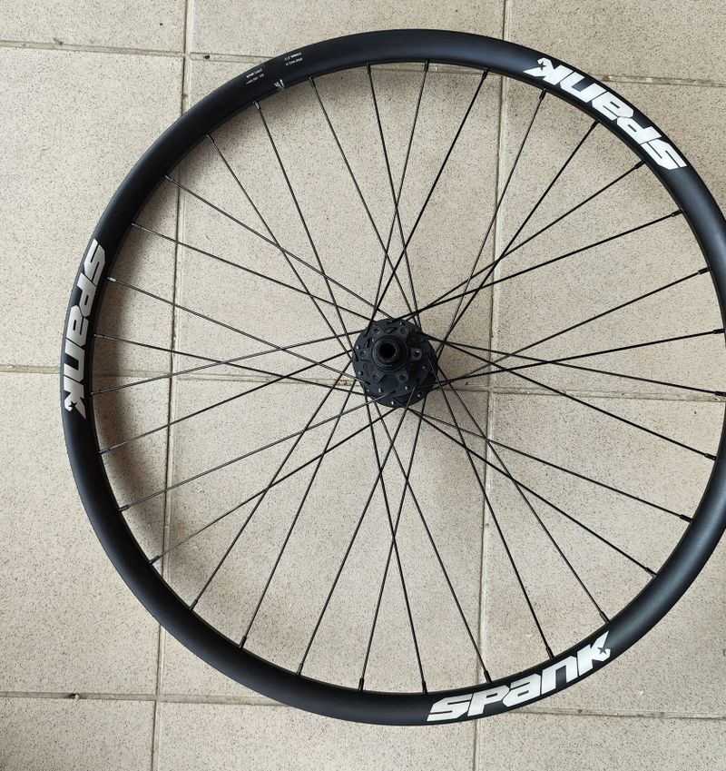 prodám zadní boost zapletené kolo Spank Spike Race 33 - 27,5"