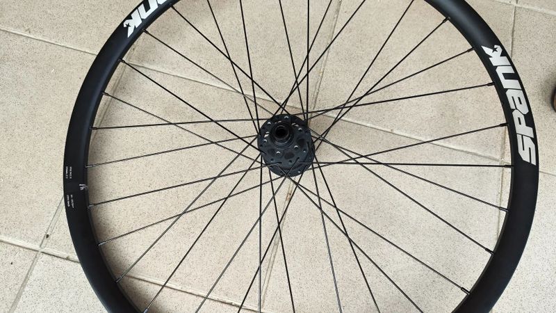 prodám zadní boost zapletené kolo Spank Spike Race 33 - 27,5"