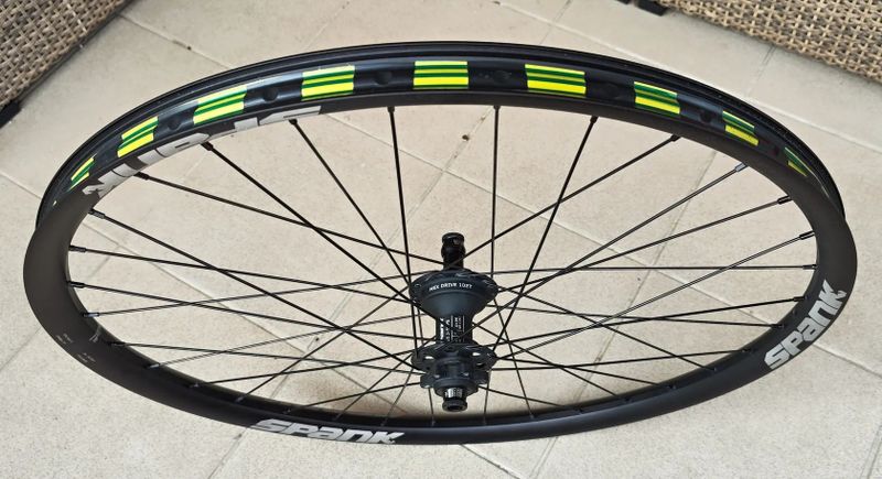 prodám zadní boost zapletené kolo Spank Spike Race 33 - 27,5"