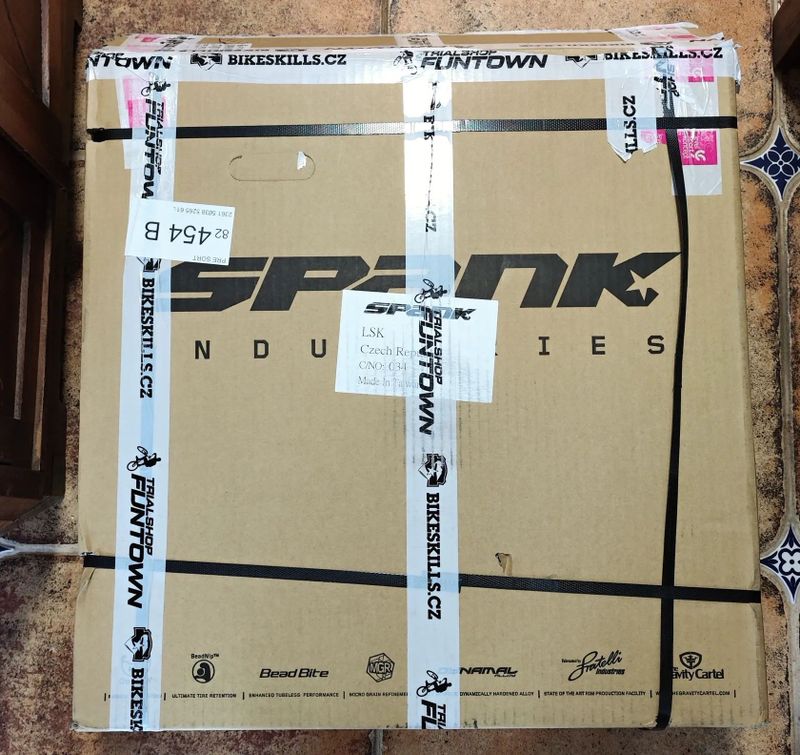 prodám zadní boost zapletené kolo Spank Spike Race 33 - 27,5"