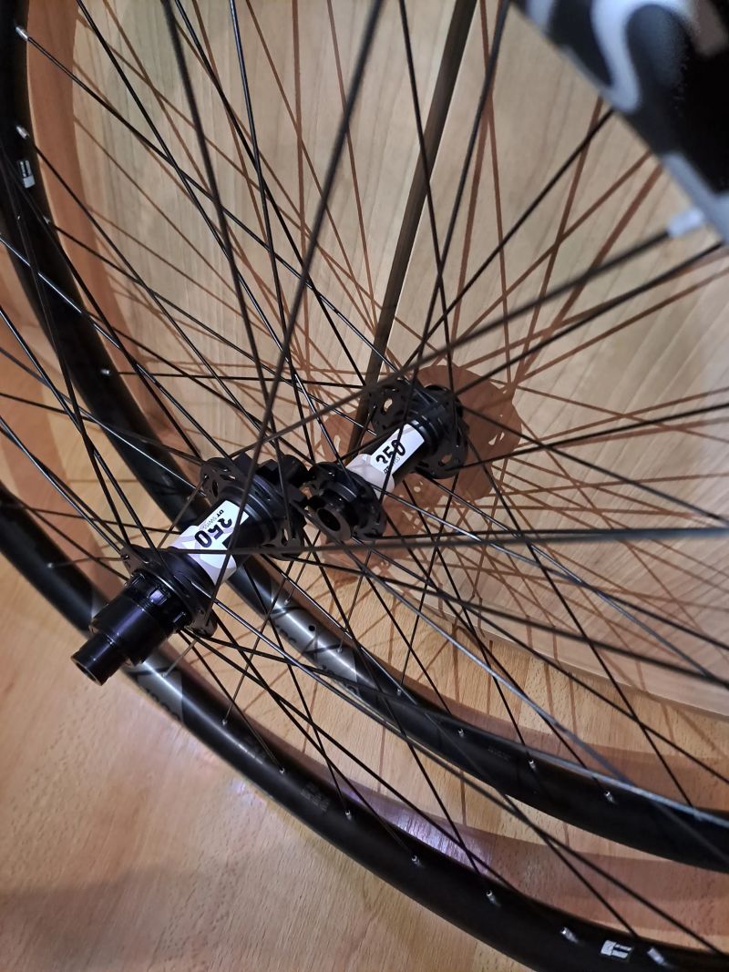 NOVÉ nejeté karbonové kola DT Swiss XRC 1900 s náboji Dt 350 / ořech XD / 6děr / boost / 1580g /29er