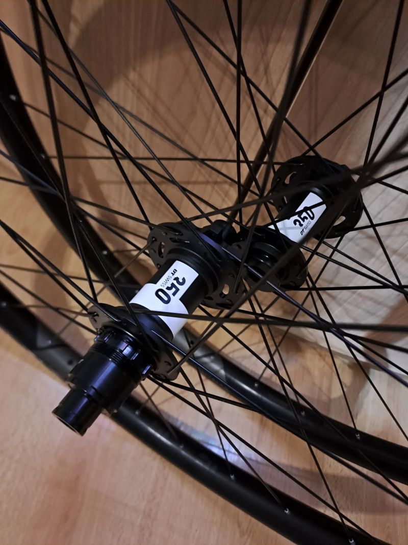 NOVÉ nejeté karbonové kola DT Swiss XRC 1900 s náboji Dt 350 / ořech XD / 6děr / boost / 1580g /29er