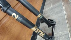 Vidlice 100mm Boost Fox RockShox SANTOUR 