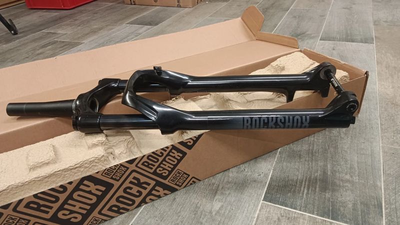 Vidlice 100mm Boost Fox RockShox SANTOUR 