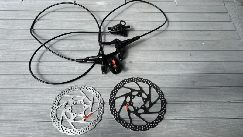 BRZDY KOTOUČOVÉ SHIMANO MT501 ČERNÁ P+Z s kotouči RT56