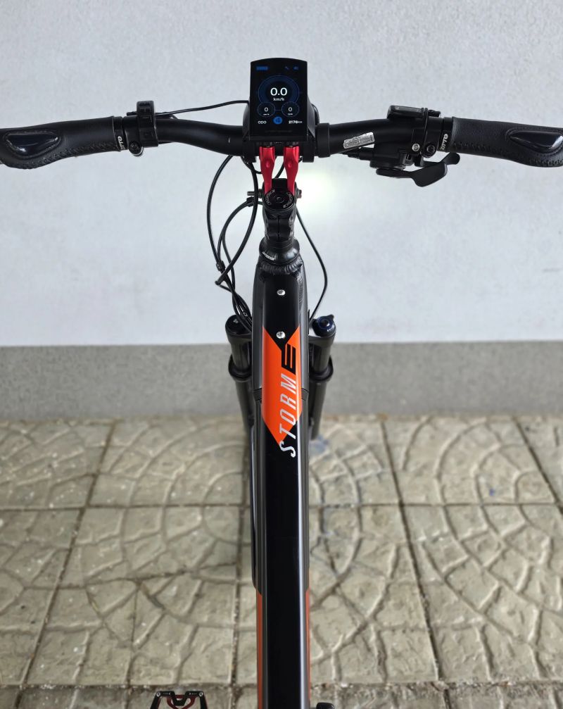 Elektrokolo Rock Machine Storm INT e90‑29" Touring 2022 500Wh – velikost L / Top stav