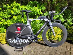 Triatlonové kolo (koza), ráfkové brzdy, 2x11 rychlostí, 80mm karbonová kola a karbonový disk