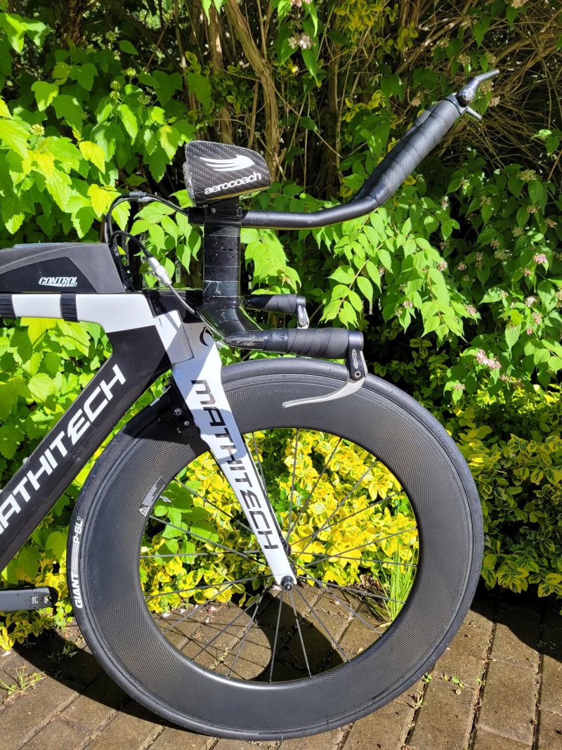 Triatlonové kolo (koza), ráfkové brzdy, 2x11 rychlostí, 80mm karbonová kola a karbonový disk