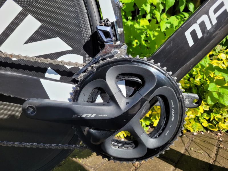 Triatlonové kolo (koza), ráfkové brzdy, 2x11 rychlostí, 80mm karbonová kola a karbonový disk