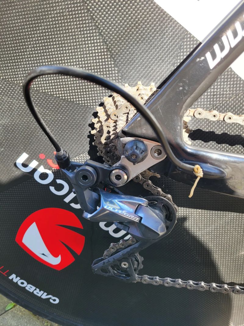 Triatlonové kolo (koza), ráfkové brzdy, 2x11 rychlostí, 80mm karbonová kola a karbonový disk