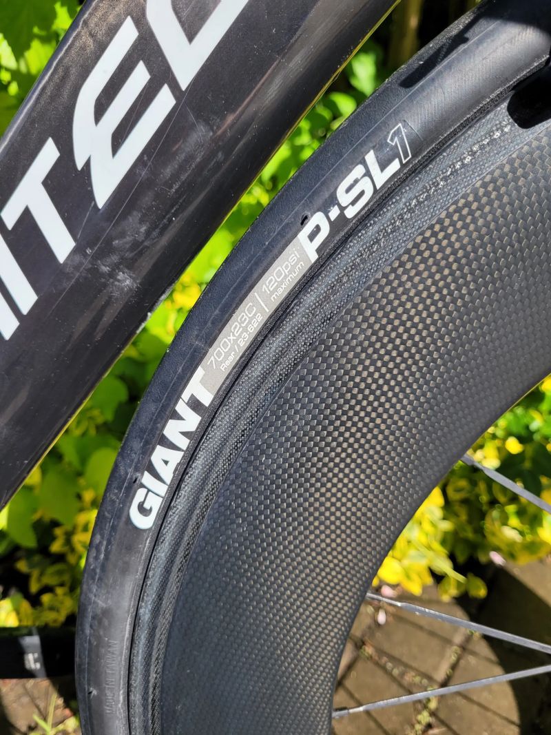 Triatlonové kolo (koza), ráfkové brzdy, 2x11 rychlostí, 80mm karbonová kola a karbonový disk