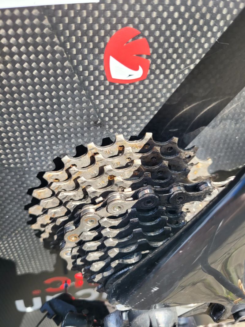 Triatlonové kolo (koza), ráfkové brzdy, 2x11 rychlostí, 80mm karbonová kola a karbonový disk