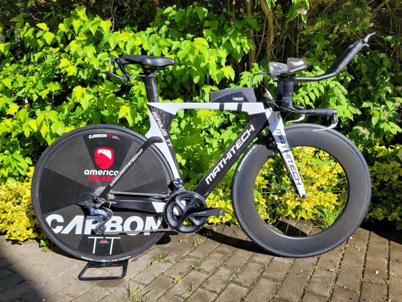 Triatlonové kolo (koza), ráfkové brzdy, 2x11 rychlostí, 80mm karbonová kola a karbonový disk