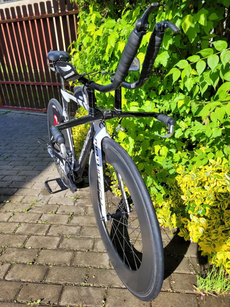 Triatlonové kolo (koza), ráfkové brzdy, 2x11 rychlostí, 80mm karbonová kola a karbonový disk