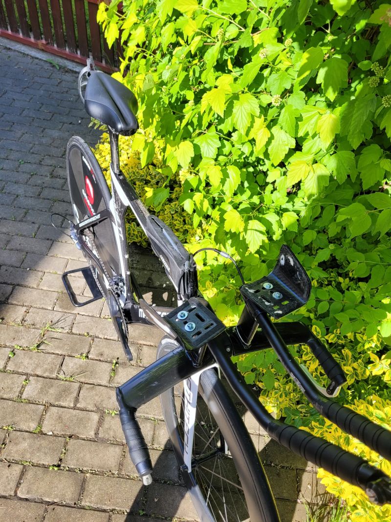 Triatlonové kolo (koza), ráfkové brzdy, 2x11 rychlostí, 80mm karbonová kola a karbonový disk