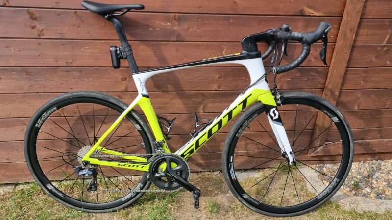 Silniční kolo Scott Foil 30 (2018) – Ultegra upgrade, aero karbon, 2 sady kol, Vision Team + Origo
