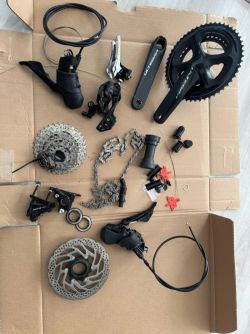 Sada 2x11 Shimano Ultegra (kliky) a 105 zbytek kotoučová
