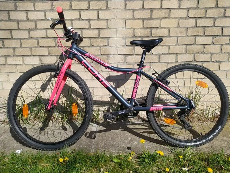 Core Core Nipper 24" černý mat s růžovou