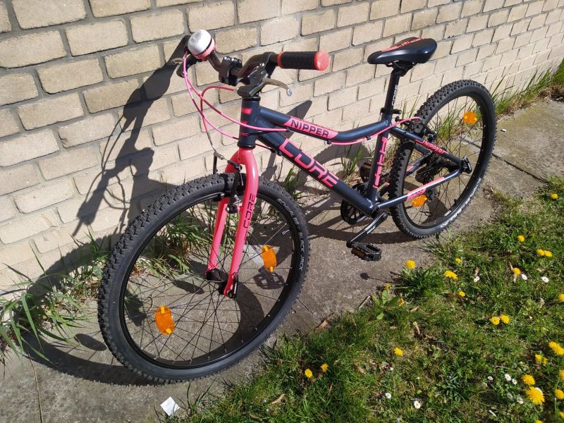 Core Core Nipper 24" černý mat s růžovou