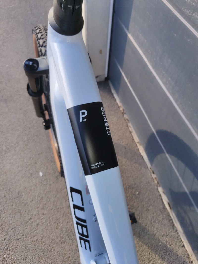 Cube Reaction Hybrid PRO