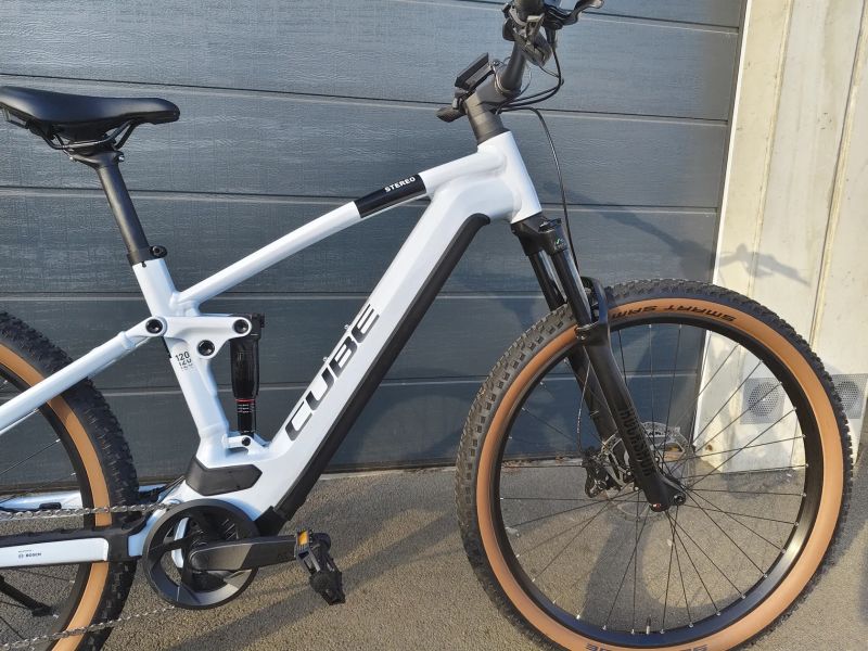 Cube Reaction Hybrid PRO