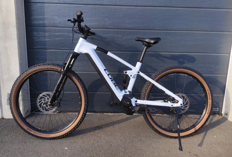 Cube Reaction Hybrid PRO