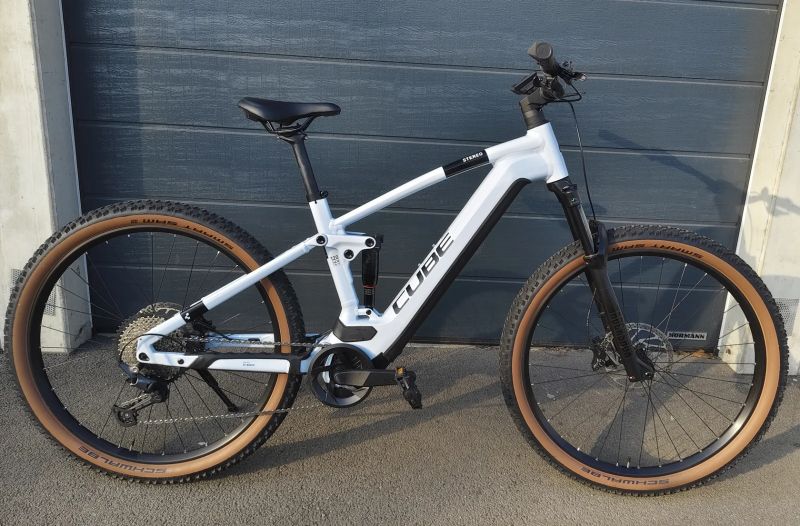 Cube Reaction Hybrid PRO