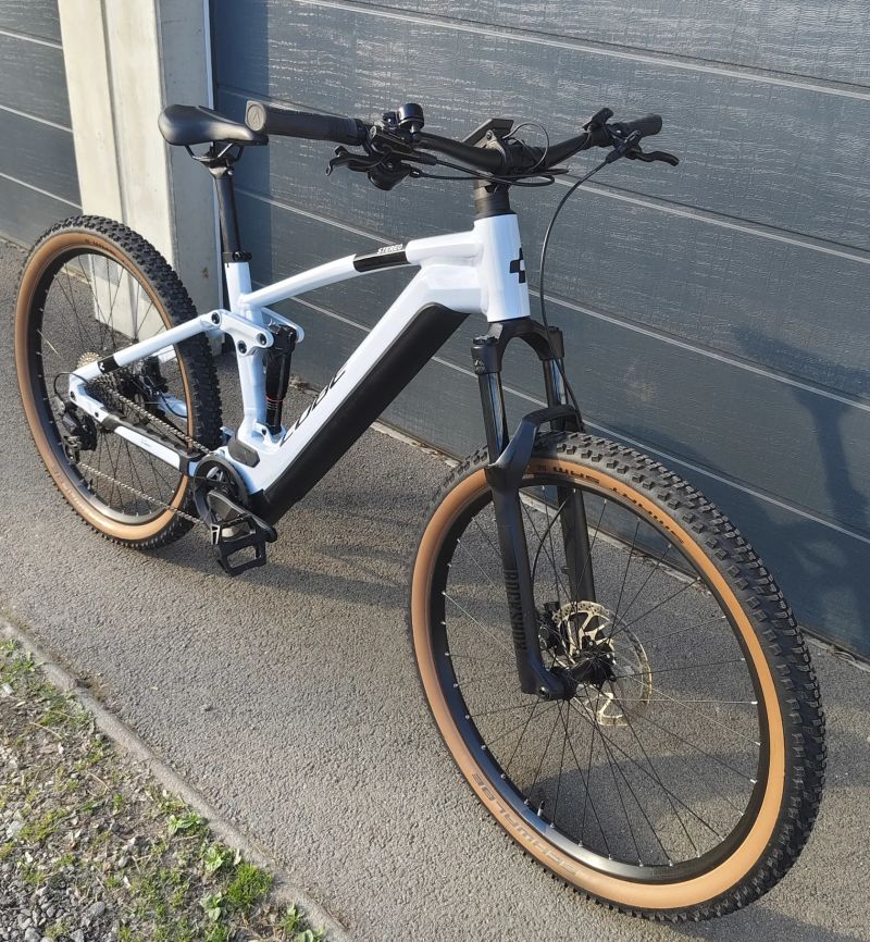 Cube Reaction Hybrid PRO