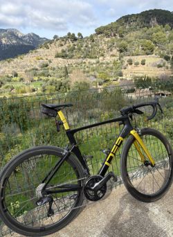 Závodní silniční kolo IDEA R1 team edition.