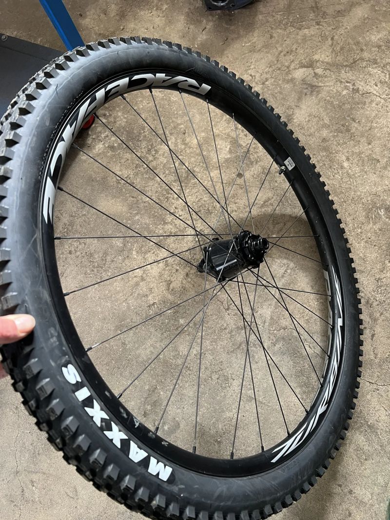 RaceFace Turbine kola 29" + Maxxis pneu