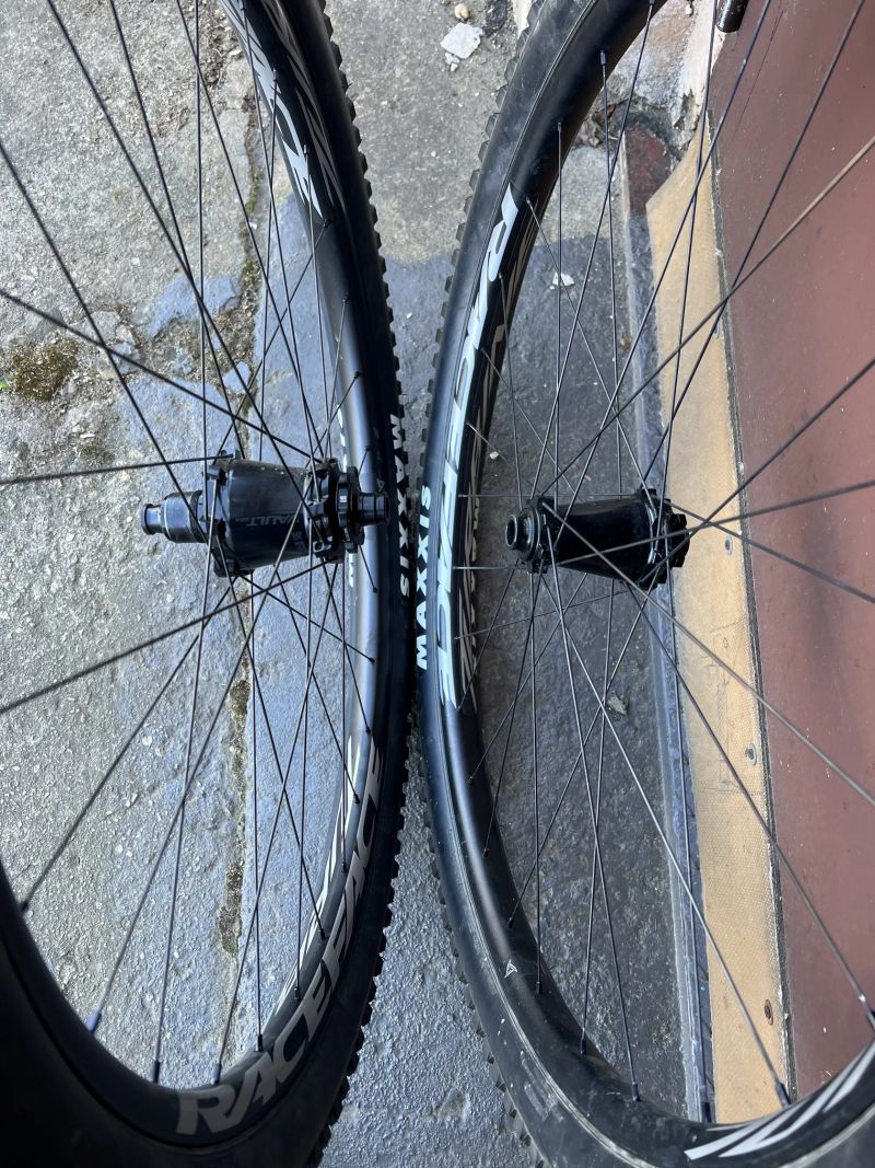 RaceFace Turbine kola 29" + Maxxis pneu