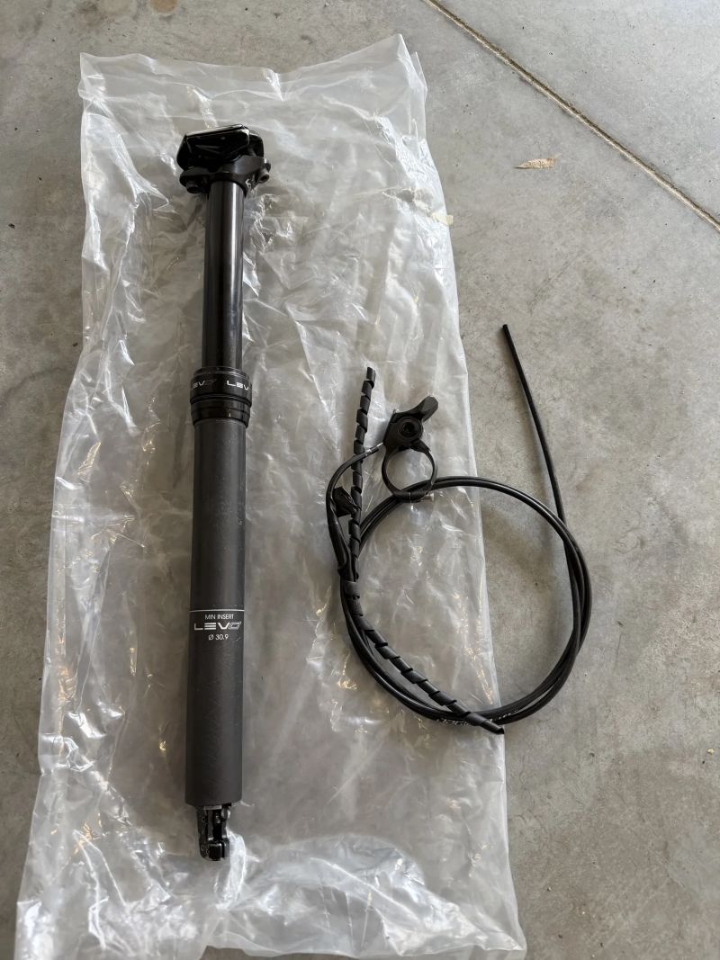 sedlovka LEVci karbon 30,9mm