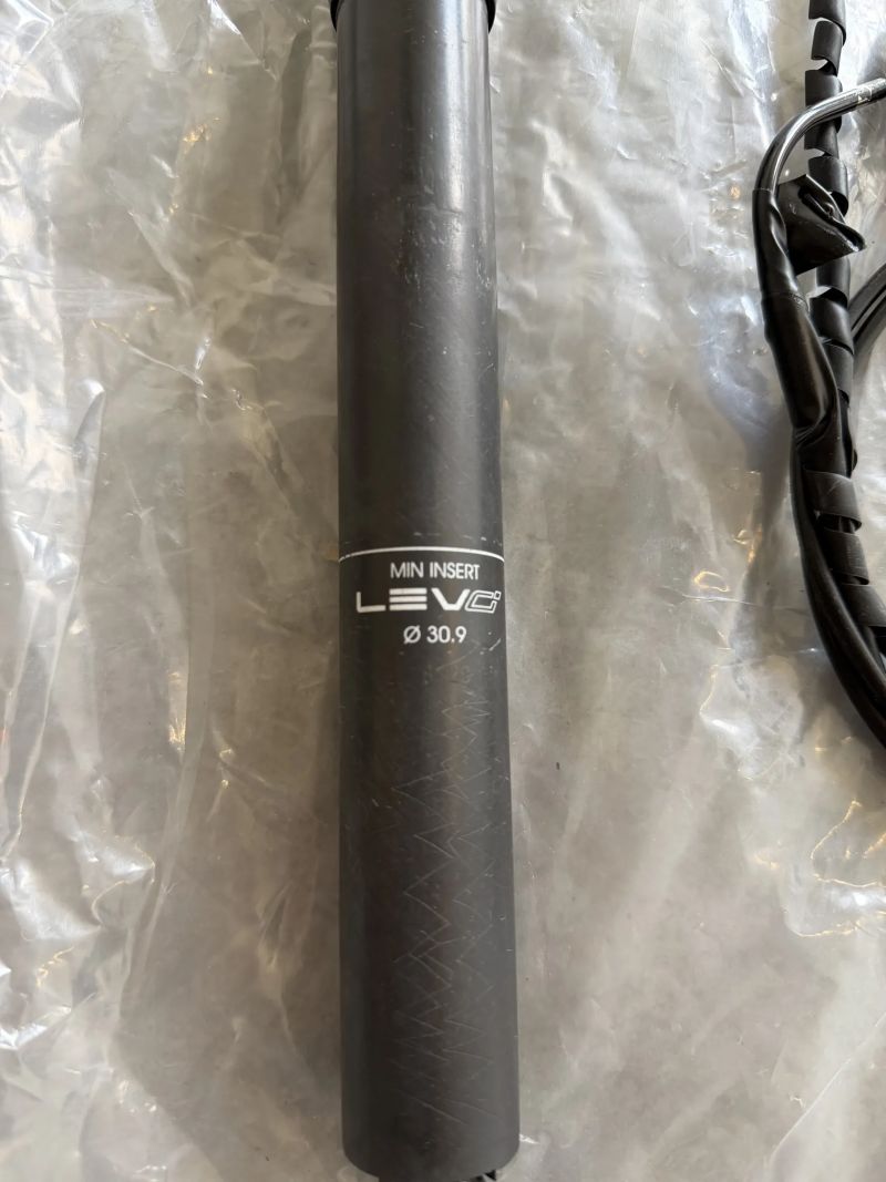 sedlovka LEVci karbon 30,9mm