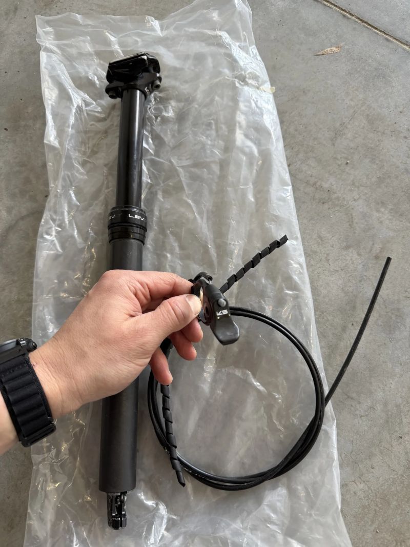 sedlovka LEVci karbon 30,9mm