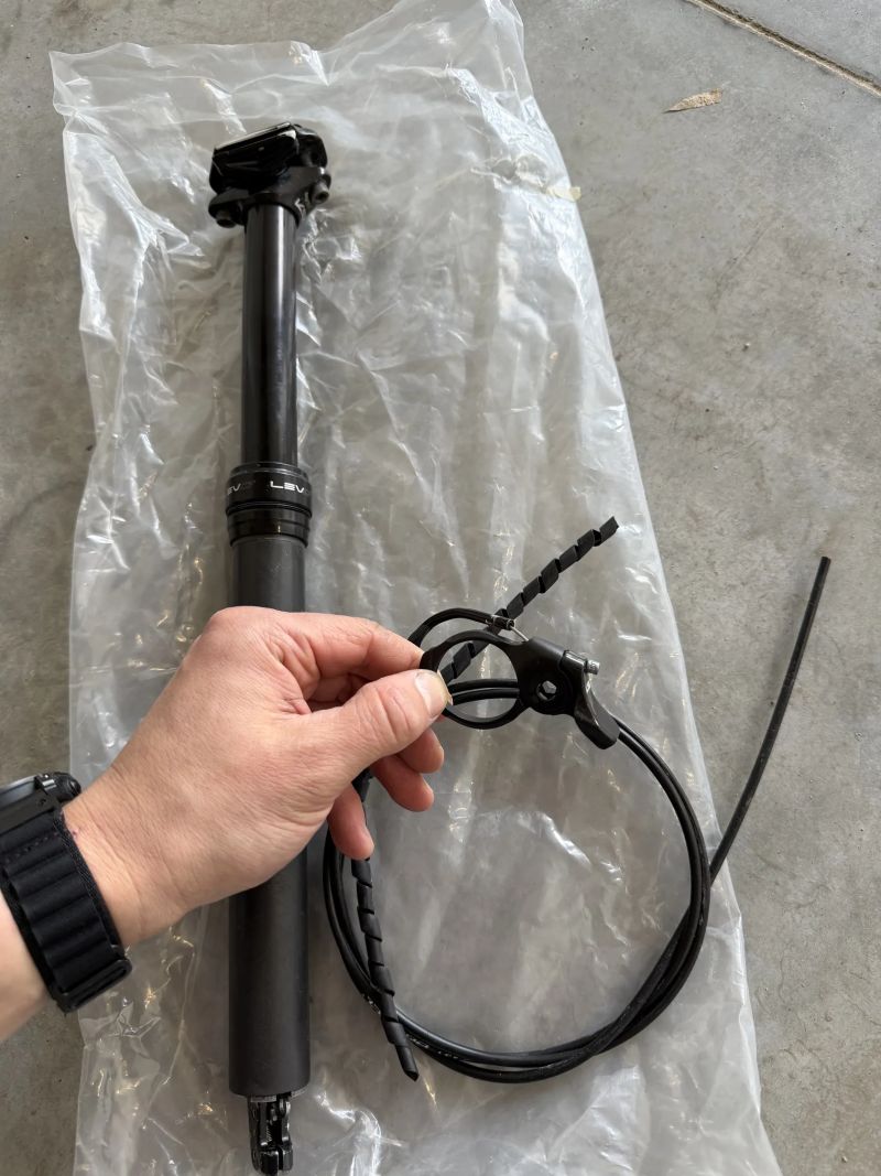 sedlovka LEVci karbon 30,9mm