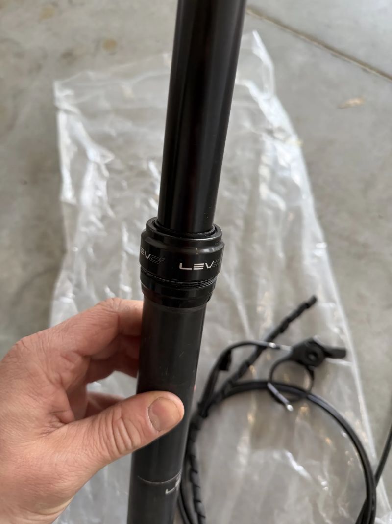 sedlovka LEVci karbon 30,9mm