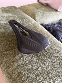 Sedlo FIZIK Vento Argo R3 140mm