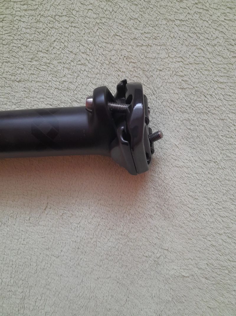 Karbonová originál sedlovka Bontrager XXX, 31,6 x 350 mm, naváženo 161 gramů, titan.šrouby