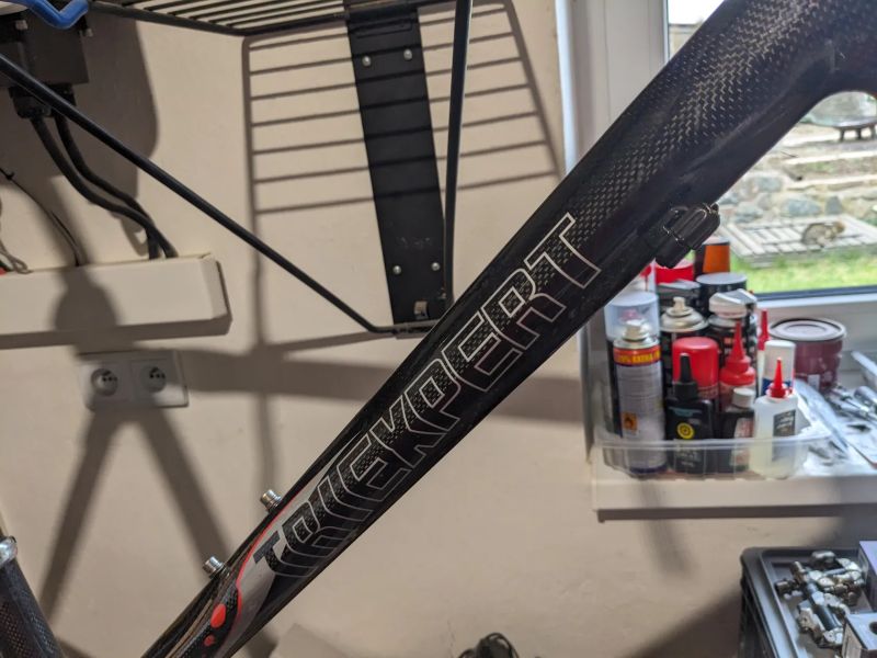 Karbonový rám, sedlovka, představec, řidítka