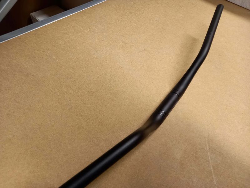 ERGOTEC - průměr 35 mm, délka 780mm - sundané z nového kola 